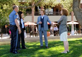 Gemeinsam wollen Patrick Jane (Simon Baker, 2.v.r.), Teresa Lisbon (Robin Tunney, 2.v.l.), Kristina Frye (Leslie Hope, r.) und Sheriff Burnside (Nick Searcy, l.) den Mörder von Hector Brava stellen ... © Warner Brothers