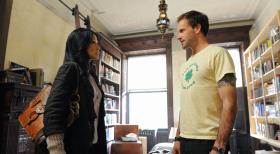 Elementary - Mit hervorragender Auffassungsgabe versucht Sherlock Holmes (Jonny Lee Miller, r.) neue Kriminalfälle zu lösen. Unterstützt wird er von seiner "Aufpasserin" Joan Watson (Lucy Liu, l.) ... © CBS Television