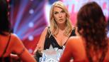 In "Mein Mann kann" zocken Frauen mit ihren Konkurrentinnen an einem Pokertisch um das Können ihres Mannes. Britt Hagedorn (M.) moderiert die Show. © SAT.1
