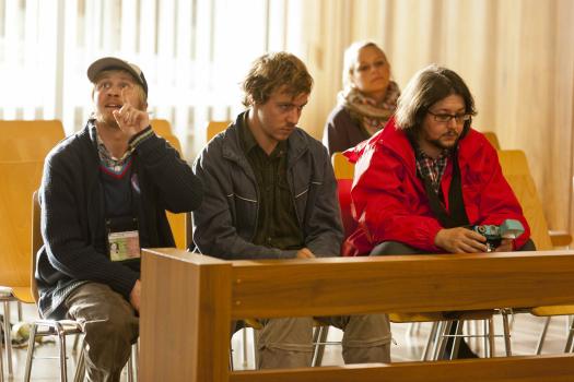 Danni Lowinski - Brauchen Dannis Hilfe, da sie einen Segelturn nach Amerika machen wollen, was ihr juristischer Betreuer nicht genehmigen möchte: die geistig Behinderten Charles (Niklas Kohrt, M.), Lothar (Benjamin Kramme, l.) und Tom (Sebastian Kroehnert, r.) ... © SAT.1