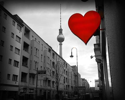 Berlin gilt als "cool" - speziell bei jungen Menschen aus aller Welt, die in die Clubs der Hauptstadt pilgern, in denen es freier und ungezügelter zugeht als in London oder Amsterdam. Und das nur ein paar Kilometer entfernt vom politischen Zentrum der Macht, von Promi-Restaurants und Rütli-Schule. © Sat.1
