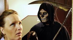 Da kommt der Tod nun höchstpersönlich, um endlich den ungeliebten Nachbarn abzuholen, und dann ist der gar nicht da! Und dabei hat er doch sogar ´nen Parkplatz direkt vor der Tür gefunden! (Nina Vorbrodt, l. und Hanno Friedrich, r.) © Sat.1