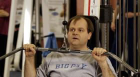 "Sportskanone" Markus (Markus Majowski) quält sich im Fitness-Studio © Sat.1