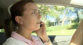 Schicksale - und plötzlich ist alles anders - Seit ihrer Scheidung läuft für Ulrike nichts mehr nach Plan. In die Praxis der 35jährigen Physiotherapeutin verirren sich kaum Patienten, und ausgerechnet jetzt will ihr ihr Ex- Mann Pierre auch noch die gemeinsame Tochter Laura wegnehmen und mit dem Mädchen in seine Heimat Frankreich ziehen. Auf einen Schlag scheint sich das Blatt zu wenden: Ulrike bekommt urplötzlich den lang erhofften Großauftrag. Doch auf dem Weg dorthin schlichtet Ulrike eine Schlägerei - und muss für ihre Zivilcourage bitter büßen ... © SAT.1