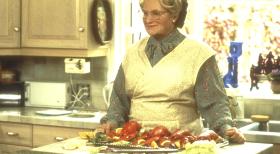 Mrs. Doubtfire - Das stachelige Kindermädchen - Nach kurzer Zeit ist die resolute Mrs. Doubtfire (Robin Williams, M.) völlig in den Alltag der Familie eingebunden. © 20th Century Fox