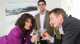 Bastian (Bastian Pastewka, M.) kann sich nicht so recht über den Neuzugang seiner Agentin Regine (Sabine Vitua, l.) freuen, denn sein Freund und Kollege Kessler (Michael Kessler, r.) wird so zum direkten Konkurrenten ... © SAT.1