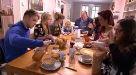 Patchwork Family - Ein ganz normales Frühstück: (v.l.n.r.) David, Louise, Christina, Fabian, Michael, Antonia, Michelle und Käthe ... © SAT.1