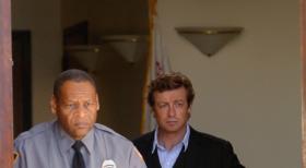 Nachdem die Filmemacherin Amber Sutherland in der Kleinstadt Crane Creek ermordet worden ist, sind Patrick Jane (Simon Baker, r.) und seine Kollegen gefragt ... © Warner Bros. Television
