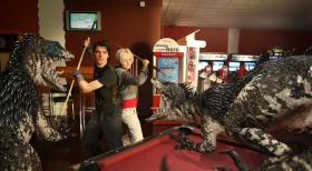 Primeval - Rückkehr der Urzeitmonster - Todesmutig stellen sich Abby (Hannah Spearritt, r.) und Connor (Andrew Lee Potts, l.) den Raptors in den Weg ... © ITV Plc