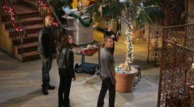 Trotz eines neuen Mordfall wird Weihnachten nicht vergessen: Hetty (Linda Hunt, 2.v.r.), Sam (LL Cool J, l.), Callen (Chris O'Donnell, r.), und Kensi (Daniela Ruah, 2.v.l.) ... © CBS Studios Inc. All Rights Reserved.