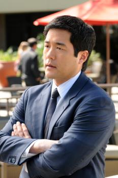 Hector Brava, der unermüdlich auf der Jagd nach Menschenhändlern ist, wird ermordet aufgefunden. Kimball (Tim Kang) und seine Kollegen, werden mit dem Fall vertraut gemacht ... © Warner Brothers
