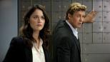 Als ein Bankangestellter während eines Raubüberfalls getötet, werden Patrick (Simon Baker, r.) und Teresa (Robin Tunney, l.) auf den Fall angesetzt ... © SAT.1