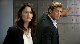 The Mentalist - Als ein Bankangestellter während eines Raubüberfalls getötet, werden Patrick (Simon Baker, r.) und Teresa (Robin Tunney, l.) auf den Fall angesetzt ... © SAT.1