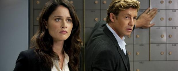 Als ein Bankangestellter während eines Raubüberfalls getötet, werden Patrick (Simon Baker, r.) und Teresa (Robin Tunney, l.) auf den Fall angesetzt ... © SAT.1 Als ein Bankangestellter während eines Raubüberfalls getötet, werden Patrick (Simon Baker, r.) und Teresa (Robin Tunney, l.) auf den Fall angesetzt ... © SAT.1