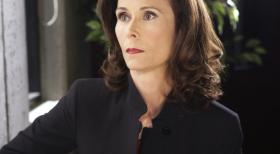 Botschafterin Elizabeth Prentiss (Kate Jackson) sucht die Hilfe ihrer Tochter Emily und des BAU-Teams ... © Touchstone Television