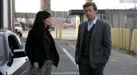 Kelly Flower, stellvertretende Bezirksstaatsanwältin im Sacramento, wird erschossen in ihrer Wohnung aufgefunden. Teresa (Robin Tunney, l.) und Patrick (Simon Baker, r.) nehmen die Ermittlungen auf ... © Warner Bros. Television