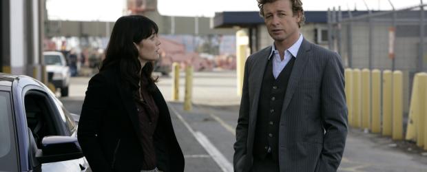 Kelly Flower, stellvertretende Bezirksstaatsanwältin im Sacramento, wird erschossen in ihrer Wohnung aufgefunden. Teresa (Robin Tunney, l.) und Patrick (Simon Baker, r.) nehmen die Ermittlungen auf ... © Warner Bros. Television Kelly Flower, stellvertretende Bezirksstaatsanwältin im Sacramento, wird erschossen in ihrer Wohnung aufgefunden. Teresa (Robin Tunney, l.) und Patrick (Simon Baker, r.) nehmen die Ermittlungen auf ... © Warner Bros. Television