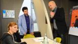 Anna und die Liebe - Um Nina zu helfen, wendet sich Luca (Manuel Cortez, M.) an Bruno (K. Dieter Klebsch, r.) und Paule (Wanda Worch, l.) ... © SAT.1