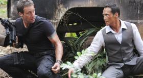 Hawaii Five-0 - Endlich kann Steve (Alex O'Loughlin, l.) seinen Erzfeind Wo Fat (Mark Dacascos, r.) bei einem Überraschungsangriff dingfest machen. Doch dann muss er feststellen, dass die japanische Yakuza ihnen dicht auf den Fersen ist und beide tot sehen will ... © TM &   CBS Studios Inc. All Rights Reserved.