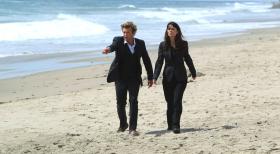 The Mentalist - Der angehende Surfprofi Jay Banner wird ermordet am Strand aufgefunden. Patrick (Simon Baker, l.) und Teresa (Robin Tunney, r.) beginnen mit den Ermittlungen ... © Warner Bros. Television