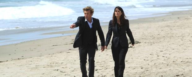 Der angehende Surfprofi Jay Banner wird ermordet am Strand aufgefunden. Patrick (Simon Baker, l.) und Teresa (Robin Tunney, r.) beginnen mit den Ermittlungen ... © Warner Bros. Television Der angehende Surfprofi Jay Banner wird ermordet am Strand aufgefunden. Patrick (Simon Baker, l.) und Teresa (Robin Tunney, r.) beginnen mit den Ermittlungen ... © Warner Bros. Television