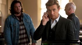 The Mentalist - Patrick Jane (Simon Baker, M.) ist dem Serienmörder Red John, dicht auf den Fersen. Er hat die Namen der in Frage kommenden Verdächtigen bis auf sieben eingegrenzt - darunter auch Sean Barlow (Michael Hogan, r.) und Roddy Turner (Scott Anthony Leet, l.) ... © Warner Brothers Entertainment Inc. The Mentalist - Patrick Jane (Simon Baker, M.) ist dem Serienmörder Red John, dicht auf den Fersen. Er hat die Namen der in Frage kommenden Verdächtigen bis auf sieben eingegrenzt - darunter auch Sean Barlow (Michael Hogan, r.) und Roddy Turner (Scott Anthony Leet, l.) ... © Warner Brothers Entertainment Inc.