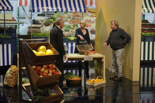 Die Promi-Joker Hellmuth Karasek (r.) und Ulla Kock am Brinck (2.v.r.) sollen den Kandidaten weiterhelfen, wenn die mal auf der Leitung stehen. Johannes B. Kerner (l.) moderiert die Show. © SAT.1