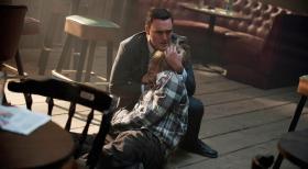 The Mentalist - Als Rigsbys (Owain Yeoman, l.) Vater Steve (William Forsythe, r.) verletzt am Schauplatz eines Verbrechens gefunden wird, muss das Team herausfinden ob er zum Opfer eines langen Gang-Konflikts wurde ... © Warner Bros. Television