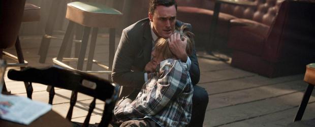 Als Rigsbys (Owain Yeoman, l.) Vater Steve (William Forsythe, r.) verletzt am Schauplatz eines Verbrechens gefunden wird, muss das Team herausfinden ob er zum Opfer eines langen Gang-Konflikts wurde ... © Warner Bros. Television Als Rigsbys (Owain Yeoman, l.) Vater Steve (William Forsythe, r.) verletzt am Schauplatz eines Verbrechens gefunden wird, muss das Team herausfinden ob er zum Opfer eines langen Gang-Konflikts wurde ... © Warner Bros. Television