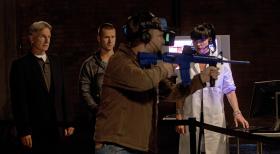 Navy CIS - Versuchen, einen Fall zu lösen: Gibbs (Mark Harmon, l.), Marine Sergeant Evan Westcott (Glen Powell, 2.v.l.), Kapitän Wescott (Brad Beyer,2.v.r.) und Abby (Pauley Perrette, r.) ... © CBS Television