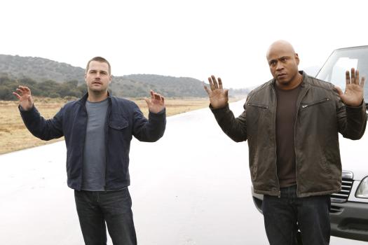 Navy CIS: L.A. - Feiern fünf Jahre Partnerschaft und sehen sich einer großen Herausforderung ausgesetzt als sie für einen Fall undercover ermitteln müssen: Callen (Chris O'Donnell, l.) und Sam (LL Cool J, r.) ... © CBS Studios Inc. All Rights Reserved.