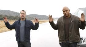 Navy CIS: L.A. - Feiern fünf Jahre Partnerschaft und sehen sich einer großen Herausforderung ausgesetzt als sie für einen Fall undercover ermitteln müssen: Callen (Chris O'Donnell, l.) und Sam (LL Cool J, r.) ... © CBS Studios Inc. All Rights Reserved.