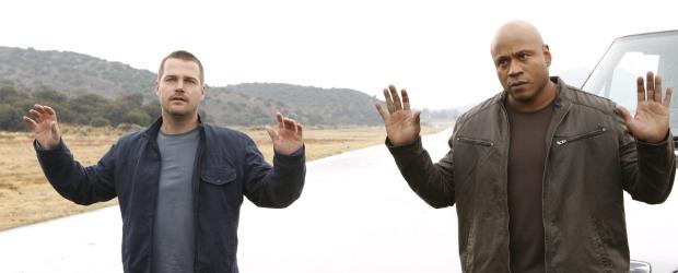 Navy CIS: L.A. - Feiern fünf Jahre Partnerschaft und sehen sich einer großen Herausforderung ausgesetzt als sie für einen Fall undercover ermitteln müssen: Callen (Chris O'Donnell, l.) und Sam (LL Cool J, r.) ... © CBS Studios Inc. All Rights Reserved. Navy CIS: L.A. - Feiern fünf Jahre Partnerschaft und sehen sich einer großen Herausforderung ausgesetzt als sie für einen Fall undercover ermitteln müssen: Callen (Chris O'Donnell, l.) und Sam (LL Cool J, r.) ... © CBS Studios Inc. All Rights Reserved.