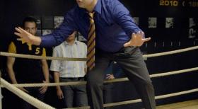 Markus (r.) und Ralf (liegend) wollen den legendären Boxkampf Max Schmeling gegen Joe Louis nachstellen und scheinbar gelingt es ihnen auch sehr realistisch ... © Sat.1