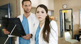 Klinik am Alex - Hülya (Eva-Maria Reichert, r.) erzählt Jens (Lee Rychter, l.) von ihrem Verdacht, dass Frau Friedrich von ihrem Mann geschlagen wurde. © Mosch Sat.1