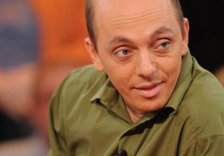 Bernhard Hoëcker wirkt immer sehr souverän beim Versuch, eine Frage zu beantworten. © Sat.1