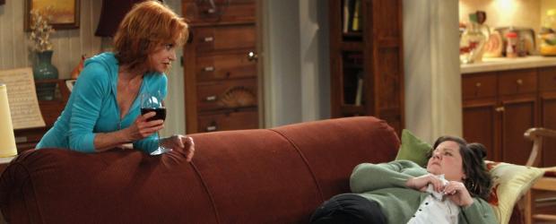 Mike & Molly - Molly (Melissa McCarthy, r.) freut sich auf das Date mit Mike, allerdings hat sie sich eine Erkältung eingefangen. Ihre Mutter (Swoosie Kurtz, l.) gibt ihr einen ganz besonderen Erkältungssaft, der bei ihr bewirkt, dass sie einschläft. Doch Mike wartet bereits im Wohnzimmer ... © 2010 CBS Broadcasting Inc. All Rights Reserved.
