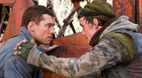 Terminator - Die Erlösung - In den Ruinen von Los Angeles trifft Marcus (Sam Worthington, l.) auf Kyle Reese (Anton Yelchin, r.) John Connors Vater. Gemeinsam versuchen sie, eine Basis des menschlichen Widerstandes zu erreichen. Doch schon bald gerät Reese in die Hände der brutalen Maschinen ... © 2009 T Asset Acquisition Company, LLC. All Rights Reserved.