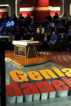 Hugo Egon Balder moderiert die Comedy Show "Genial daneben - Die Comedy Arena". © SAT.1
