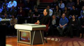 Hugo Egon Balder moderiert die Comedy Show "Genial daneben - Die Comedy Arena". © SAT.1