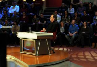 Hugo Egon Balder moderiert die Comedy Show "Genial daneben - Die Comedy Arena". © SAT.1