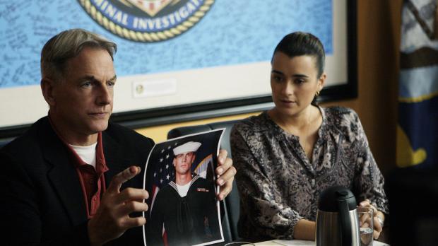 CBS Television Ermitteln in einem neuen Fall: Gibbs (Mark Harmon, l.) und Ziva (Cote de Pabl...
