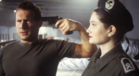 "Der Soldat kennt keinen Bund fürs Leben. Er kennt nur ein Leben für den Bund." (Hanno Friedrich, l. und Emily Wood, r.) © Sat.1