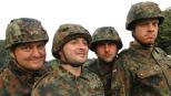 Markus Maria Profitlich (l.) ist wieder mal bei der Bundeswehr.