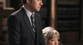 Harry's Law - Da Harry (Kathy Bates, r.) während eines Prozesses sich nicht mehr sicher ist, ob ihr Klient nicht wirklich ein Mörder ist, lässt sie ihn fallen. Adam (Nathan Corddry, l.) steht ihr zur Seite, als es darum geht, ob ihr deshalb die Lizenz entzogen werden soll ... © Warner Bros. Television