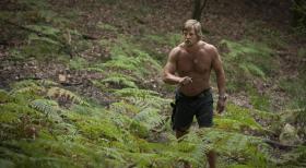 Der letzte Bulle - Mick Brisgau (Henning Baum) hält sich seit Monaten im Wald versteckt - nur seine Vertraute, die Uschi, weiß, wo er ist - und verrät schließlich Andreas das Versteck. Da gelingt es Andreas, wozu sich kein anderer Kollege imstande fühlt, den "letzten Bullen" seiner abgelegenen Hütte zu locken ... © Martin Rottenkolber SAT. 1