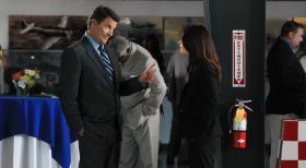 The Mentalist - Bei den Ermittlungen im Mordfall einer Journalistin, stoßen Patrick und Teresa (Robin Tunney, r.) auf Ed Hunt (Ted McGinley, l.). Doch was hat er damit zu tun? © Warner Bros. Television