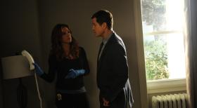 Unforgettable - Ermitteln im Mordfall des alleinerziehenden Vaters Marshall Smith: Carrie (Poppy Montgomery, l.) und Al (Dylan Walsh, r.) ... © 2011 CBS Broadcasting Inc. All Rights Reserved.