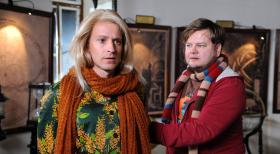 Zur Sache, Macho! - Wally (Max von Pufendorf, l.) verändert nicht nur das Leben von Michael (Matthias Busse, r.), sondern auch von seinem selbstverliebten Bruder Georg ... © Hubert Mican SAT.1
