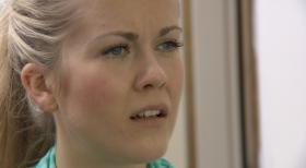 Schicksale - und plötzlich ist alles anders - Hotelfachfrau Eva wird seit Jahren von ihrer Stiefmutter Beate schikaniert. Diese hat das Hotel von Evas Vater vor der Insolvenz gerettet und erwartet von Eva dafür Demut und Dankbarkeit. Als sich ein reicher Medizinstudent in Eva verliebt und sie mit nach Afrika nehmen will, kennt die Missgunst der Stiefmutter keine Grenzen mehr ... © SAT.1